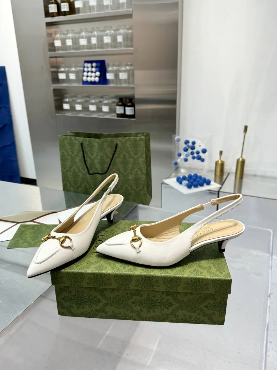 👟👟Ex-factory price 440👟👟 (genuine leather sole +40) Gucci Original GG canvas adds dazzling essence to these slingback pumps. Brown leather piping and light gold-toned hardware are complemented by beige and brown graphics. The pointed toe, elasticated straps and low heel all work together to create a comfortable fit. Upper: Made of first-layer imported patent cowhide/sheepskin lining. Outsole: rubber non-slip outsole/genuine leather outsole. Size: 35-42 (34/41 42 customized, non-refundable)